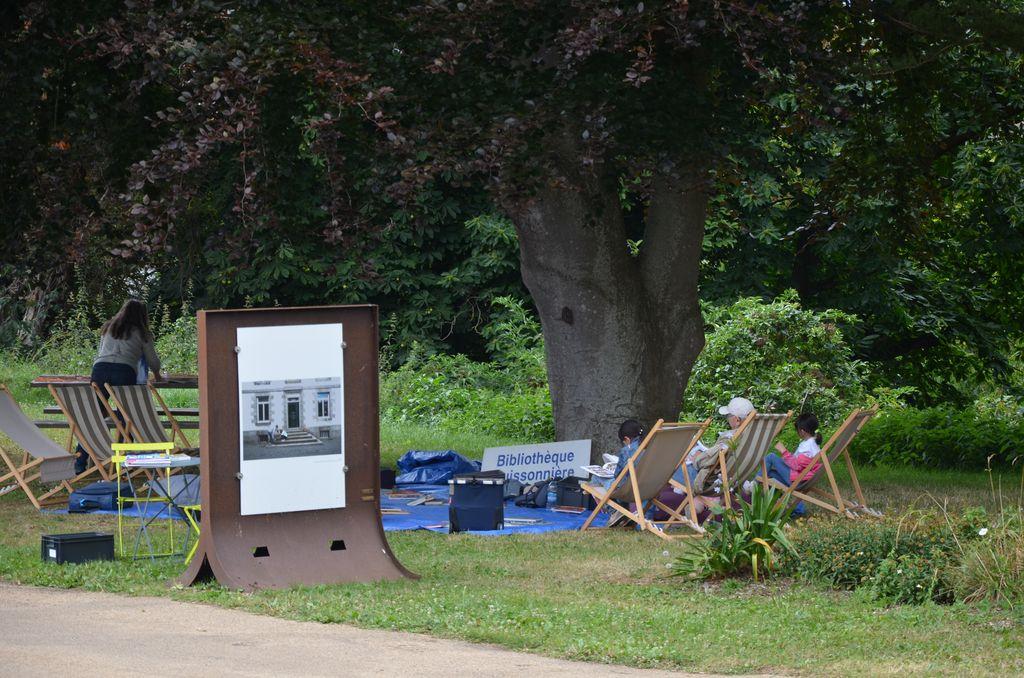 Salon de lecture dans le parc avec la bibliothèque buissonnière (bibliothèque de Saint-Brieuc)