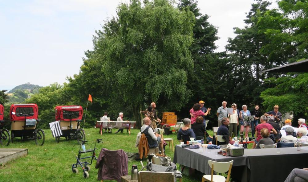 L’association A vélo sans âge lors de son opération  « La Grande Evasion », qui permet aux seniors de se promener en triporteur. 