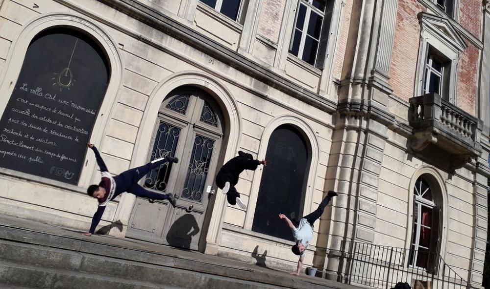 Les 3 athlètes olympiques Killian TREPORT alias Bboy Killian, Erwan TALLONNEAU alias Bboy R-One, Mathéo DUBAR alias Bboy Kidmario sur le perron de la villa Rohannec'h, avril 2024