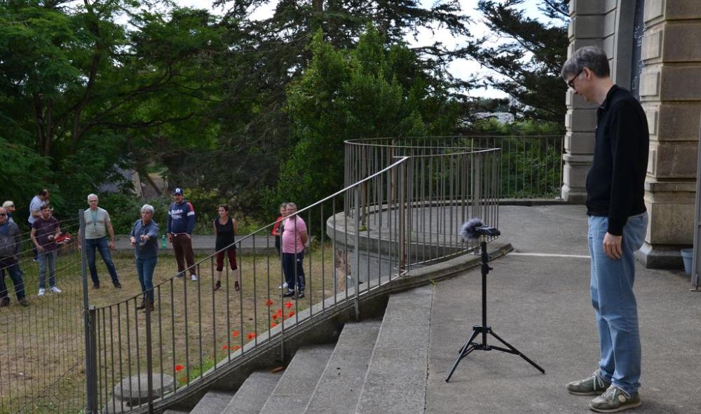Andrea Sarto enregistrant les sons des joueurs de pétanque