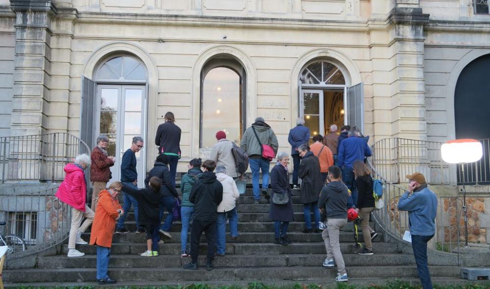 Concert sortie de résidence "Traversée III" d'Andrea Sarto, écoute des sons sur la façade de la villa, octobre 2024