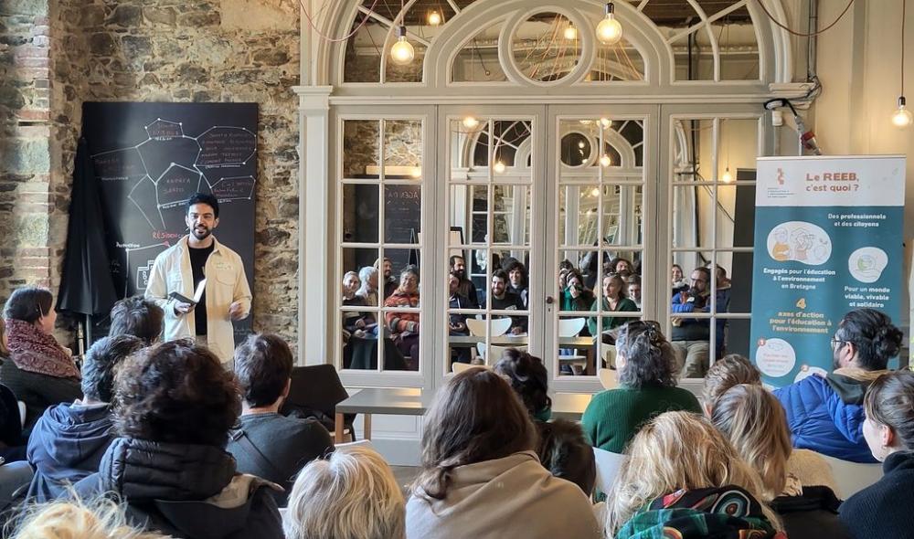 Conférence Taha Hannachi, chercheur en psychologie sociale à l'université de Rennes II. Journée interprofessionnelle sur l'éco-anxiété organisée par le REEB pour des médiateurs nature