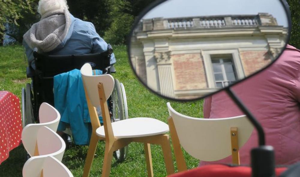 Pique-nique dans le parc avec l'association "A vélo sans âge"