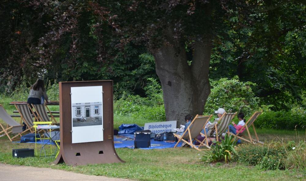 Salon de lecture dans le parc avec la bibliothèque buissonnière (bibliothèque de Saint-Brieuc)